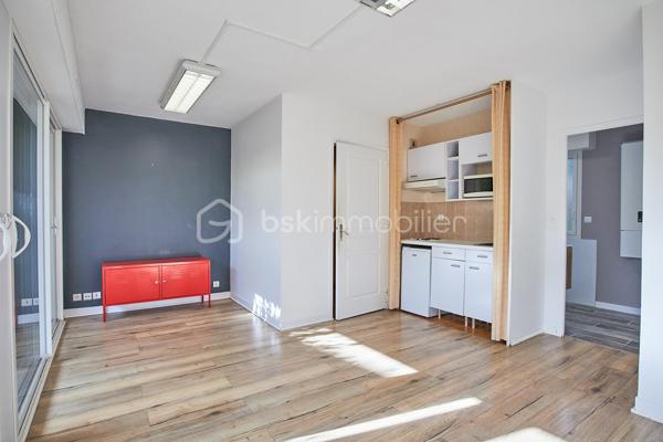 Au cœur de Saint-Quay-Portrieux, à seulement quelques pas de la plage de la Comtesse et du port, découvrez cet agréable appartement T3 d’environ 50 m² situé en rez-de-chaussée.

Bénéficiant d’une entrée indépendante, il offre une distribution fonctionnelle avec une pièce de vie lumineuse exposée sud-est, agrémentée d’une kitchenette et ouvrant directement sur une terrasse prolongée par un espace vert.
L’espace nuit se compose de deux belles chambres, complétées par une salle d’eau et un WC indépendant.

Une place de stationnement privative vient parfaire cet ensemble, particulièrement adapté comme résidence principale, pied-à-terre ou investissement locatif.

Un emplacement privilégié à proximité immédiate du littoral et des commodités de Saint-Quay-Portrieux.