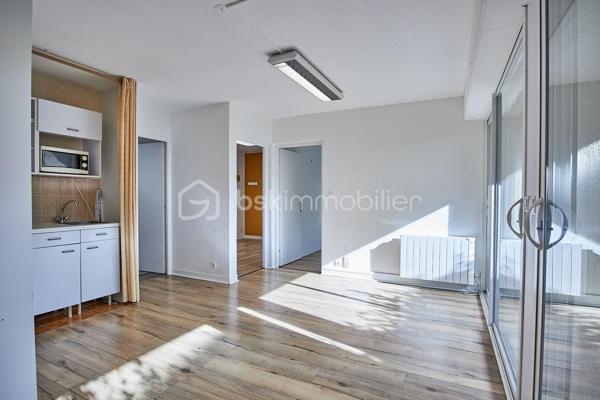 Au cœur de Saint-Quay-Portrieux, à seulement quelques pas de la plage de la Comtesse et du port, découvrez cet agréable appartement T3 d’environ 50 m² situé en rez-de-chaussée.

Bénéficiant d’une entrée indépendante, il offre une distribution fonctionnelle avec une pièce de vie lumineuse exposée sud-est, agrémentée d’une kitchenette et ouvrant directement sur une terrasse prolongée par un espace vert.
L’espace nuit se compose de deux belles chambres, complétées par une salle d’eau et un WC indépendant.

Une place de stationnement privative vient parfaire cet ensemble, particulièrement adapté comme résidence principale, pied-à-terre ou investissement locatif.

Un emplacement privilégié à proximité immédiate du littoral et des commodités de Saint-Quay-Portrieux.