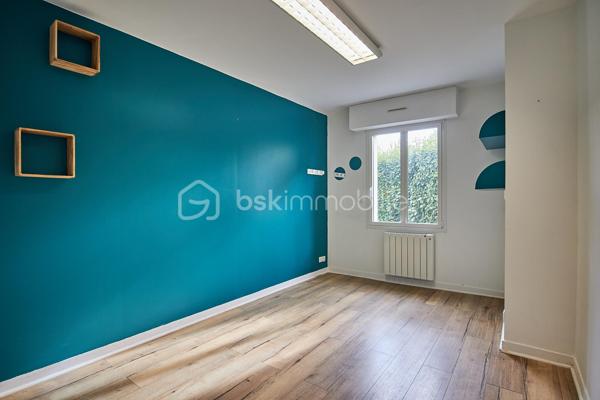 Au cœur de Saint-Quay-Portrieux, à seulement quelques pas de la plage de la Comtesse et du port, découvrez cet agréable appartement T3 d’environ 50 m² situé en rez-de-chaussée.

Bénéficiant d’une entrée indépendante, il offre une distribution fonctionnelle avec une pièce de vie lumineuse exposée sud-est, agrémentée d’une kitchenette et ouvrant directement sur une terrasse prolongée par un espace vert.
L’espace nuit se compose de deux belles chambres, complétées par une salle d’eau et un WC indépendant.

Une place de stationnement privative vient parfaire cet ensemble, particulièrement adapté comme résidence principale, pied-à-terre ou investissement locatif.

Un emplacement privilégié à proximité immédiate du littoral et des commodités de Saint-Quay-Portrieux.