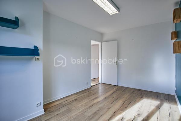 Au cœur de Saint-Quay-Portrieux, à seulement quelques pas de la plage de la Comtesse et du port, découvrez cet agréable appartement T3 d’environ 50 m² situé en rez-de-chaussée.

Bénéficiant d’une entrée indépendante, il offre une distribution fonctionnelle avec une pièce de vie lumineuse exposée sud-est, agrémentée d’une kitchenette et ouvrant directement sur une terrasse prolongée par un espace vert.
L’espace nuit se compose de deux belles chambres, complétées par une salle d’eau et un WC indépendant.

Une place de stationnement privative vient parfaire cet ensemble, particulièrement adapté comme résidence principale, pied-à-terre ou investissement locatif.

Un emplacement privilégié à proximité immédiate du littoral et des commodités de Saint-Quay-Portrieux.