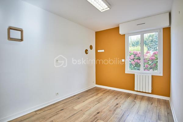 Au cœur de Saint-Quay-Portrieux, à seulement quelques pas de la plage de la Comtesse et du port, découvrez cet agréable appartement T3 d’environ 50 m² situé en rez-de-chaussée.

Bénéficiant d’une entrée indépendante, il offre une distribution fonctionnelle avec une pièce de vie lumineuse exposée sud-est, agrémentée d’une kitchenette et ouvrant directement sur une terrasse prolongée par un espace vert.
L’espace nuit se compose de deux belles chambres, complétées par une salle d’eau et un WC indépendant.

Une place de stationnement privative vient parfaire cet ensemble, particulièrement adapté comme résidence principale, pied-à-terre ou investissement locatif.

Un emplacement privilégié à proximité immédiate du littoral et des commodités de Saint-Quay-Portrieux.