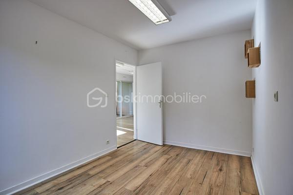 Au cœur de Saint-Quay-Portrieux, à seulement quelques pas de la plage de la Comtesse et du port, découvrez cet agréable appartement T3 d’environ 50 m² situé en rez-de-chaussée.

Bénéficiant d’une entrée indépendante, il offre une distribution fonctionnelle avec une pièce de vie lumineuse exposée sud-est, agrémentée d’une kitchenette et ouvrant directement sur une terrasse prolongée par un espace vert.
L’espace nuit se compose de deux belles chambres, complétées par une salle d’eau et un WC indépendant.

Une place de stationnement privative vient parfaire cet ensemble, particulièrement adapté comme résidence principale, pied-à-terre ou investissement locatif.

Un emplacement privilégié à proximité immédiate du littoral et des commodités de Saint-Quay-Portrieux.