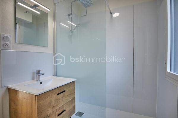 Au cœur de Saint-Quay-Portrieux, à seulement quelques pas de la plage de la Comtesse et du port, découvrez cet agréable appartement T3 d’environ 50 m² situé en rez-de-chaussée.

Bénéficiant d’une entrée indépendante, il offre une distribution fonctionnelle avec une pièce de vie lumineuse exposée sud-est, agrémentée d’une kitchenette et ouvrant directement sur une terrasse prolongée par un espace vert.
L’espace nuit se compose de deux belles chambres, complétées par une salle d’eau et un WC indépendant.

Une place de stationnement privative vient parfaire cet ensemble, particulièrement adapté comme résidence principale, pied-à-terre ou investissement locatif.

Un emplacement privilégié à proximité immédiate du littoral et des commodités de Saint-Quay-Portrieux.