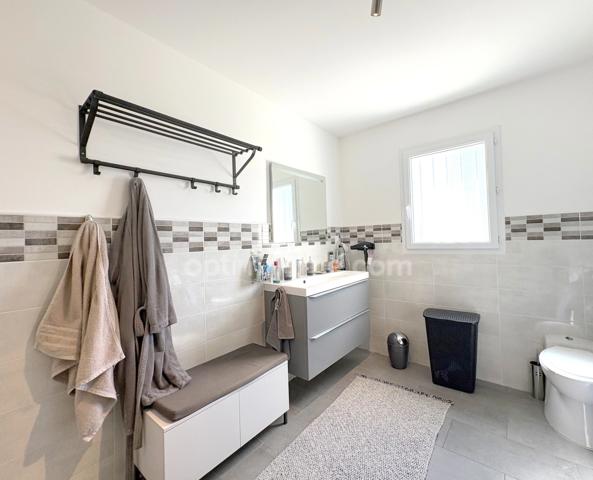 ROMORANTIN-LANTHENAY – Élégante maison contemporaine de plain-pied de 138 m² avec 4 chambres, garage et terrain paysagé de 717 m².