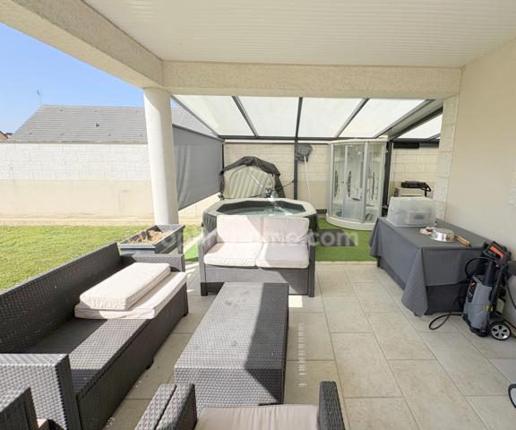 ROMORANTIN-LANTHENAY – Élégante maison contemporaine de plain-pied de 138 m² avec 4 chambres, garage et terrain paysagé de 717 m².