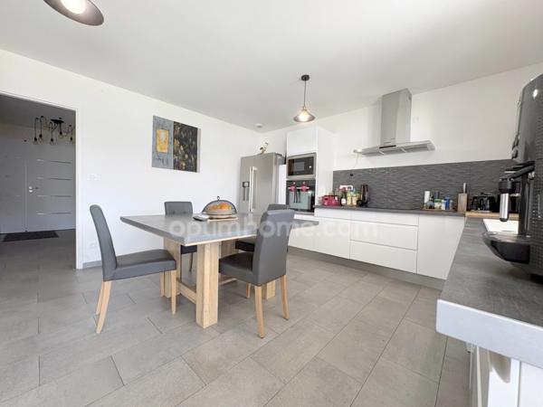 ROMORANTIN-LANTHENAY – Élégante maison contemporaine de plain-pied de 138 m² avec 4 chambres, garage et terrain paysagé de 717 m².