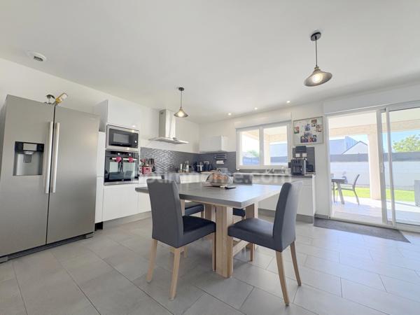 ROMORANTIN-LANTHENAY – Élégante maison contemporaine de plain-pied de 138 m² avec 4 chambres, garage et terrain paysagé de 717 m².