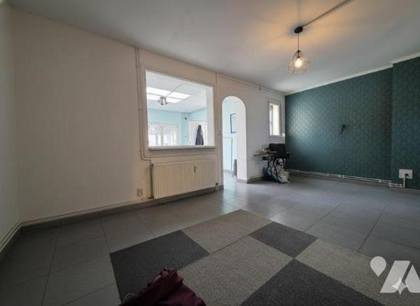 Maison de ville avec trois chambre, jardin et garage 3 voitures