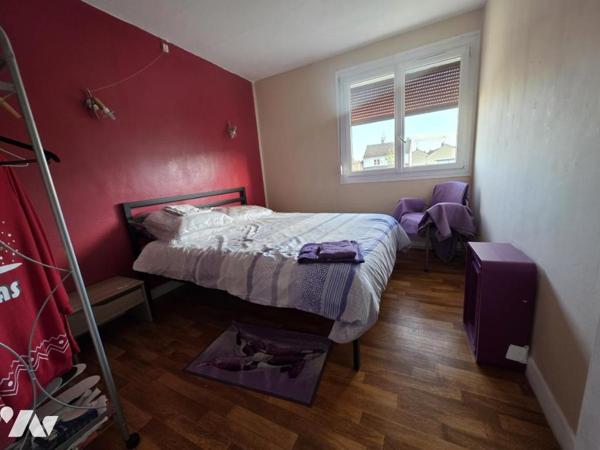 Maison de ville avec trois chambre, jardin et garage 3 voitures