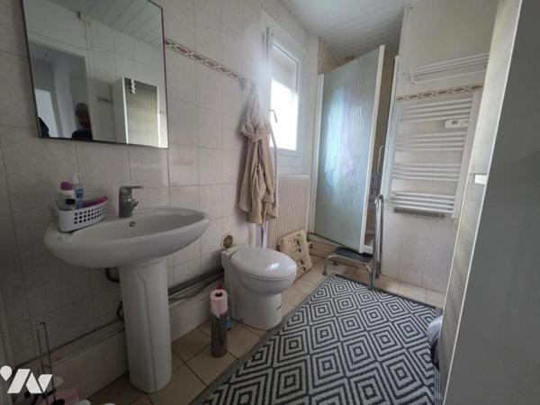 Maison de ville avec trois chambre, jardin et garage 3 voitures