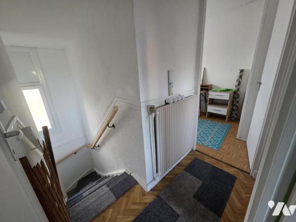 Maison de ville avec trois chambre, jardin et garage 3 voitures