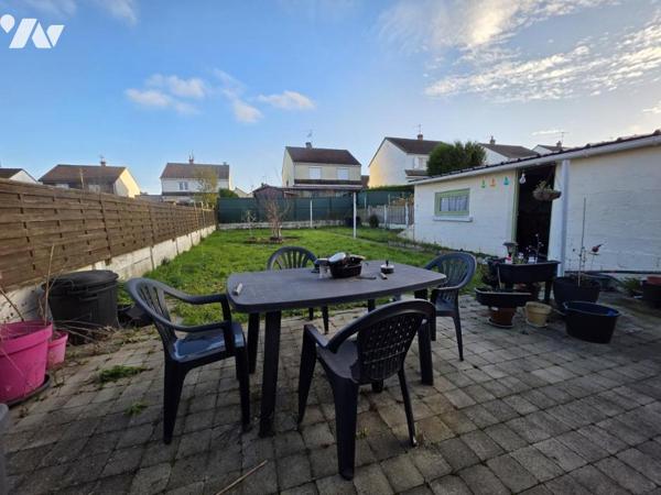 Maison de ville avec trois chambre, jardin et garage 3 voitures