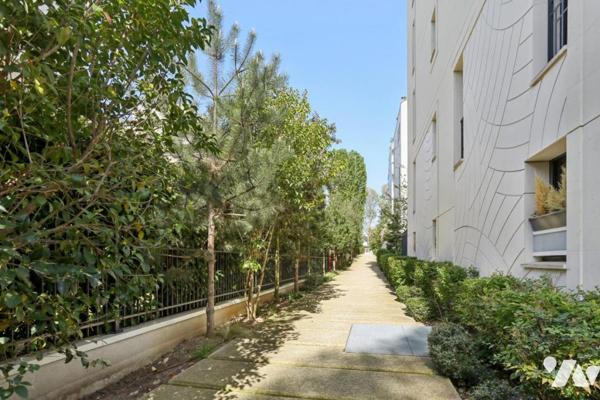 NEUILLY SUR SEINE - ILE DE LA JATTE - 5 PIECES 110 M² AVEC TERRASSE. ETAGE ELEVE.