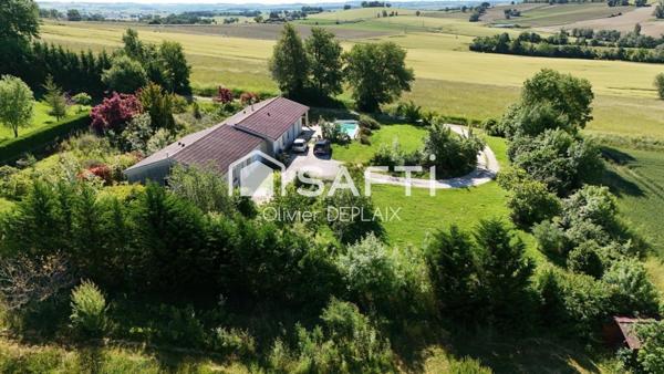 Exceptionnel! Maison contemporaine de plain-pied avec piscine et vue sur les Pyrénées, à 10 minutes de Nérac.