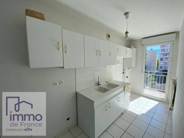 GRENOBLE / 39 rue Abbé Grégoire. Appartement de type T2 très lumineux d'une surface de 50,44 m² situé au 4ème étage avec ascenseur.