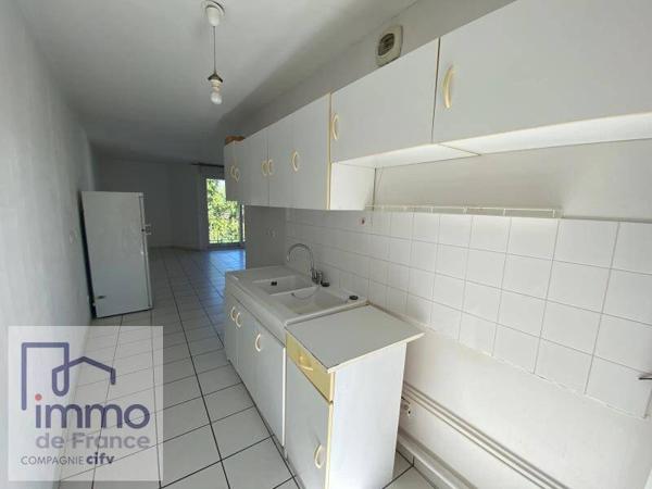 GRENOBLE / 39 rue Abbé Grégoire. Appartement de type T2 très lumineux d'une surface de 50,44 m² situé au 4ème étage avec ascenseur.