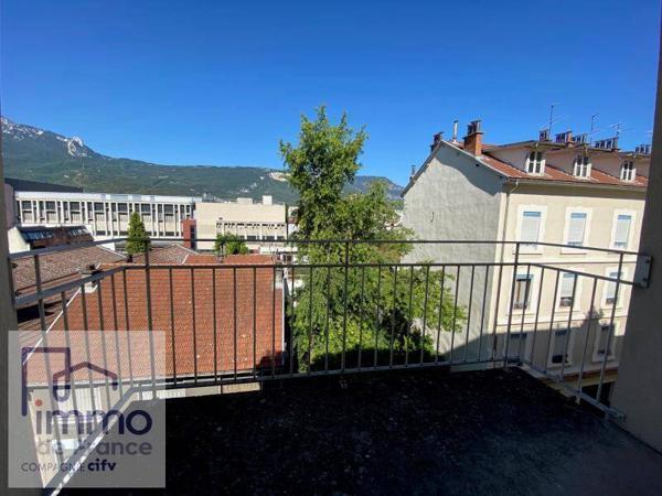 GRENOBLE / 39 rue Abbé Grégoire. Appartement de type T2 très lumineux d'une surface de 50,44 m² situé au 4ème étage avec ascenseur.
