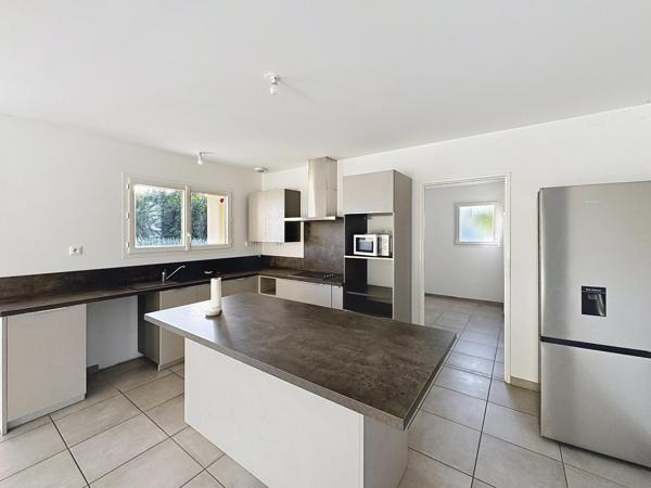 Ensemble Immobilier composé d'une maison et d'un hangar