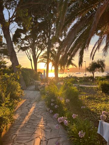 Antibes (06160) Villa 1ère ligne, Cap d'Antibes, face à la plage et au soleil couchant