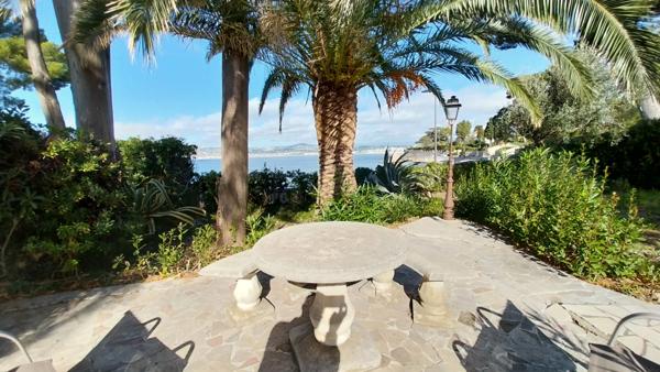 Antibes (06160) Villa 1ère ligne, Cap d'Antibes, face à la plage et au soleil couchant