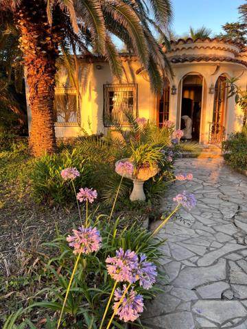 Antibes (06160) Villa 1ère ligne, Cap d'Antibes, face à la plage et au soleil couchant