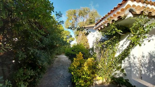 Antibes (06160) Villa 1ère ligne, Cap d'Antibes, face à la plage et au soleil couchant