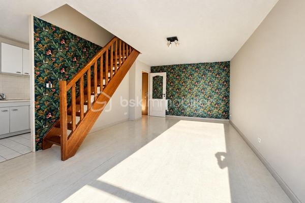 Nouvelle opportunité à La Bouexière proche du centre ville.

Découvrez ce spacieux appartement Duplex T3 de 77 m², idéalement situé au premier étage d'une petite copropriété.

Un agencement intérieur optimisé :

• Espace de vie : Une pièce de vie lumineuse et conviviale. La cuisine semi-ouverte sur le salon-séjour est aménagée et équipée. Vous trouverez un joli balcon donnant sur le salon-séjour.

• L'espace nuit se trouve à l'étage : Le dégagement mène à deux chambres très confortables (12 et 18m2), offrant des volumes agréables pour un couple, une petite famille ou un espace bureau/télétravail.

• Sanitaires : Une salle de bain et un wc à l'étage et un wc au rez-de-chaussée-de-chaussée.

Le "Plus" indispensable :

• Stationnement sécurisé : Ce bien dispose d'un garage fermé, un atout rare et précieux pour le secteur. 

Emplacement privilégié :

À proximité immédiate des commerces, écoles et transports en commun.

Cet appartement réunit confort, fonctionnalité et emplacement stratégique. Ne passez pas à côté de cette opportunité rare !