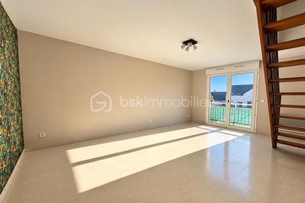 Nouvelle opportunité à La Bouexière proche du centre ville.

Découvrez ce spacieux appartement Duplex T3 de 77 m², idéalement situé au premier étage d'une petite copropriété.

Un agencement intérieur optimisé :

• Espace de vie : Une pièce de vie lumineuse et conviviale. La cuisine semi-ouverte sur le salon-séjour est aménagée et équipée. Vous trouverez un joli balcon donnant sur le salon-séjour.

• L'espace nuit se trouve à l'étage : Le dégagement mène à deux chambres très confortables (12 et 18m2), offrant des volumes agréables pour un couple, une petite famille ou un espace bureau/télétravail.

• Sanitaires : Une salle de bain et un wc à l'étage et un wc au rez-de-chaussée-de-chaussée.

Le "Plus" indispensable :

• Stationnement sécurisé : Ce bien dispose d'un garage fermé, un atout rare et précieux pour le secteur. 

Emplacement privilégié :

À proximité immédiate des commerces, écoles et transports en commun.

Cet appartement réunit confort, fonctionnalité et emplacement stratégique. Ne passez pas à côté de cette opportunité rare !