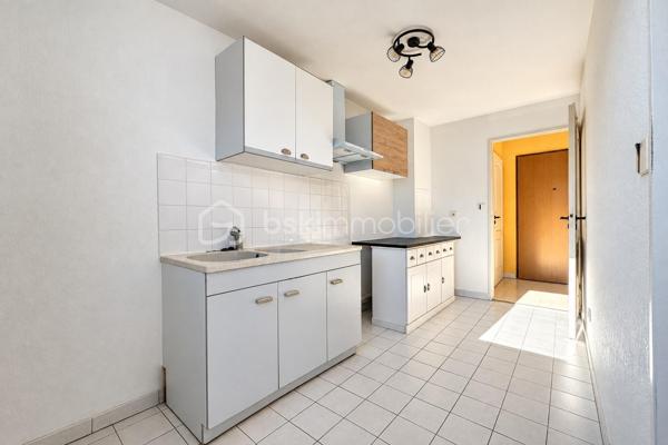 Nouvelle opportunité à La Bouexière proche du centre ville.

Découvrez ce spacieux appartement Duplex T3 de 77 m², idéalement situé au premier étage d'une petite copropriété.

Un agencement intérieur optimisé :

• Espace de vie : Une pièce de vie lumineuse et conviviale. La cuisine semi-ouverte sur le salon-séjour est aménagée et équipée. Vous trouverez un joli balcon donnant sur le salon-séjour.

• L'espace nuit se trouve à l'étage : Le dégagement mène à deux chambres très confortables (12 et 18m2), offrant des volumes agréables pour un couple, une petite famille ou un espace bureau/télétravail.

• Sanitaires : Une salle de bain et un wc à l'étage et un wc au rez-de-chaussée-de-chaussée.

Le "Plus" indispensable :

• Stationnement sécurisé : Ce bien dispose d'un garage fermé, un atout rare et précieux pour le secteur. 

Emplacement privilégié :

À proximité immédiate des commerces, écoles et transports en commun.

Cet appartement réunit confort, fonctionnalité et emplacement stratégique. Ne passez pas à côté de cette opportunité rare !