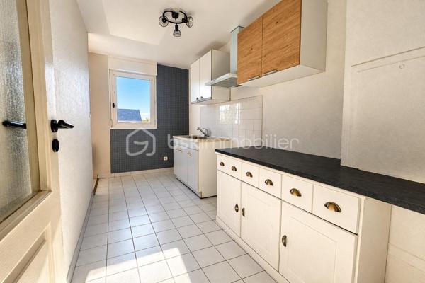 Nouvelle opportunité à La Bouexière proche du centre ville.

Découvrez ce spacieux appartement Duplex T3 de 77 m², idéalement situé au premier étage d'une petite copropriété.

Un agencement intérieur optimisé :

• Espace de vie : Une pièce de vie lumineuse et conviviale. La cuisine semi-ouverte sur le salon-séjour est aménagée et équipée. Vous trouverez un joli balcon donnant sur le salon-séjour.

• L'espace nuit se trouve à l'étage : Le dégagement mène à deux chambres très confortables (12 et 18m2), offrant des volumes agréables pour un couple, une petite famille ou un espace bureau/télétravail.

• Sanitaires : Une salle de bain et un wc à l'étage et un wc au rez-de-chaussée-de-chaussée.

Le "Plus" indispensable :

• Stationnement sécurisé : Ce bien dispose d'un garage fermé, un atout rare et précieux pour le secteur. 

Emplacement privilégié :

À proximité immédiate des commerces, écoles et transports en commun.

Cet appartement réunit confort, fonctionnalité et emplacement stratégique. Ne passez pas à côté de cette opportunité rare !