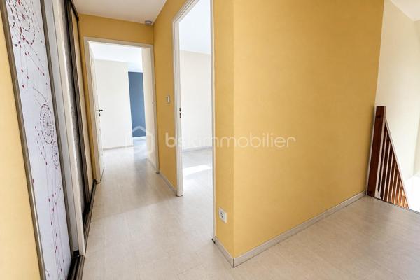 Nouvelle opportunité à La Bouexière proche du centre ville.

Découvrez ce spacieux appartement Duplex T3 de 77 m², idéalement situé au premier étage d'une petite copropriété.

Un agencement intérieur optimisé :

• Espace de vie : Une pièce de vie lumineuse et conviviale. La cuisine semi-ouverte sur le salon-séjour est aménagée et équipée. Vous trouverez un joli balcon donnant sur le salon-séjour.

• L'espace nuit se trouve à l'étage : Le dégagement mène à deux chambres très confortables (12 et 18m2), offrant des volumes agréables pour un couple, une petite famille ou un espace bureau/télétravail.

• Sanitaires : Une salle de bain et un wc à l'étage et un wc au rez-de-chaussée-de-chaussée.

Le "Plus" indispensable :

• Stationnement sécurisé : Ce bien dispose d'un garage fermé, un atout rare et précieux pour le secteur. 

Emplacement privilégié :

À proximité immédiate des commerces, écoles et transports en commun.

Cet appartement réunit confort, fonctionnalité et emplacement stratégique. Ne passez pas à côté de cette opportunité rare !