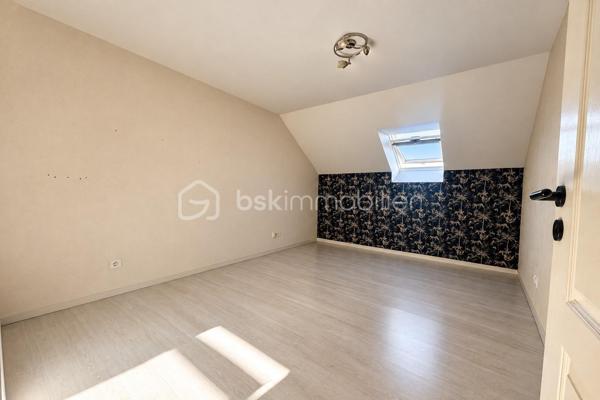 Nouvelle opportunité à La Bouexière proche du centre ville.

Découvrez ce spacieux appartement Duplex T3 de 77 m², idéalement situé au premier étage d'une petite copropriété.

Un agencement intérieur optimisé :

• Espace de vie : Une pièce de vie lumineuse et conviviale. La cuisine semi-ouverte sur le salon-séjour est aménagée et équipée. Vous trouverez un joli balcon donnant sur le salon-séjour.

• L'espace nuit se trouve à l'étage : Le dégagement mène à deux chambres très confortables (12 et 18m2), offrant des volumes agréables pour un couple, une petite famille ou un espace bureau/télétravail.

• Sanitaires : Une salle de bain et un wc à l'étage et un wc au rez-de-chaussée-de-chaussée.

Le "Plus" indispensable :

• Stationnement sécurisé : Ce bien dispose d'un garage fermé, un atout rare et précieux pour le secteur. 

Emplacement privilégié :

À proximité immédiate des commerces, écoles et transports en commun.

Cet appartement réunit confort, fonctionnalité et emplacement stratégique. Ne passez pas à côté de cette opportunité rare !