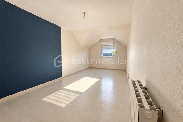 Nouvelle opportunité à La Bouexière proche du centre ville.

Découvrez ce spacieux appartement Duplex T3 de 77 m², idéalement situé au premier étage d'une petite copropriété.

Un agencement intérieur optimisé :

• Espace de vie : Une pièce de vie lumineuse et conviviale. La cuisine semi-ouverte sur le salon-séjour est aménagée et équipée. Vous trouverez un joli balcon donnant sur le salon-séjour.

• L'espace nuit se trouve à l'étage : Le dégagement mène à deux chambres très confortables (12 et 18m2), offrant des volumes agréables pour un couple, une petite famille ou un espace bureau/télétravail.

• Sanitaires : Une salle de bain et un wc à l'étage et un wc au rez-de-chaussée-de-chaussée.

Le "Plus" indispensable :

• Stationnement sécurisé : Ce bien dispose d'un garage fermé, un atout rare et précieux pour le secteur. 

Emplacement privilégié :

À proximité immédiate des commerces, écoles et transports en commun.

Cet appartement réunit confort, fonctionnalité et emplacement stratégique. Ne passez pas à côté de cette opportunité rare !