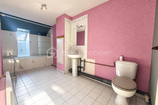 Nouvelle opportunité à La Bouexière proche du centre ville.

Découvrez ce spacieux appartement Duplex T3 de 77 m², idéalement situé au premier étage d'une petite copropriété.

Un agencement intérieur optimisé :

• Espace de vie : Une pièce de vie lumineuse et conviviale. La cuisine semi-ouverte sur le salon-séjour est aménagée et équipée. Vous trouverez un joli balcon donnant sur le salon-séjour.

• L'espace nuit se trouve à l'étage : Le dégagement mène à deux chambres très confortables (12 et 18m2), offrant des volumes agréables pour un couple, une petite famille ou un espace bureau/télétravail.

• Sanitaires : Une salle de bain et un wc à l'étage et un wc au rez-de-chaussée-de-chaussée.

Le "Plus" indispensable :

• Stationnement sécurisé : Ce bien dispose d'un garage fermé, un atout rare et précieux pour le secteur. 

Emplacement privilégié :

À proximité immédiate des commerces, écoles et transports en commun.

Cet appartement réunit confort, fonctionnalité et emplacement stratégique. Ne passez pas à côté de cette opportunité rare !