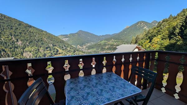 Appartement 2 pièces en étage élevé avec vue panoramique sur les montagnes.