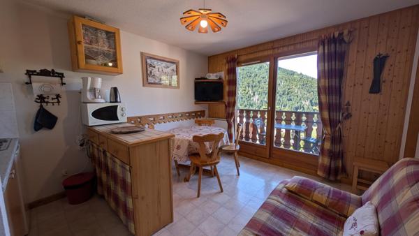 Appartement 2 pièces en étage élevé avec vue panoramique sur les montagnes.