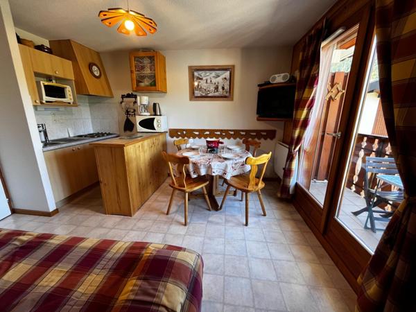 Appartement 2 pièces en étage élevé avec vue panoramique sur les montagnes.