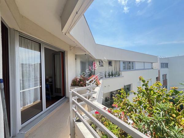 Puteaux Appartement 3 pièces DERNIER ETAGE traversant avec extérieurs cave et parking