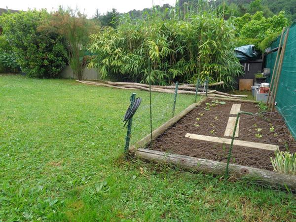 Beauzac(43), chalet de 70 m2 habitables, 2 chambres sur 700 m2 de terrain + piscine hors sol