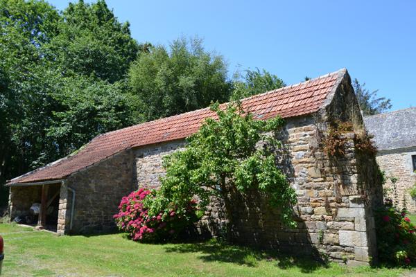 Plougasnou (29630) Plougasnou, Manoir du 15ème avec dépendances sur 1,2 hectares de bois.