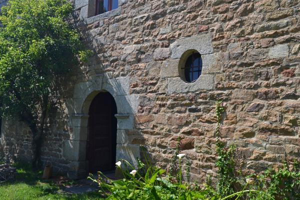 Plougasnou (29630) Plougasnou, Manoir du 15ème avec dépendances sur 1,2 hectares de bois.
