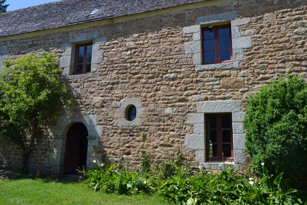 Plougasnou (29630) Plougasnou, Manoir du 15ème avec dépendances sur 1,2 hectares de bois.