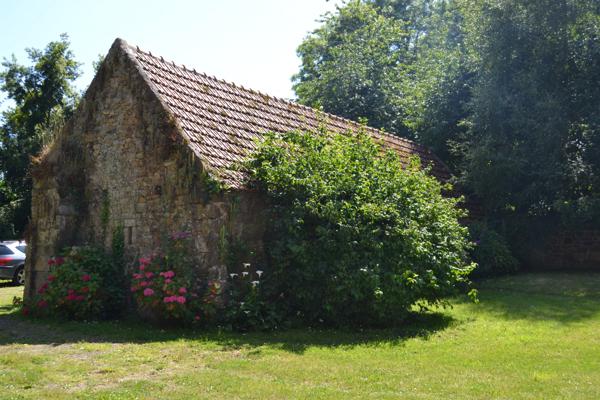 Plougasnou (29630) Plougasnou, Manoir du 15ème avec dépendances sur 1,2 hectares de bois.