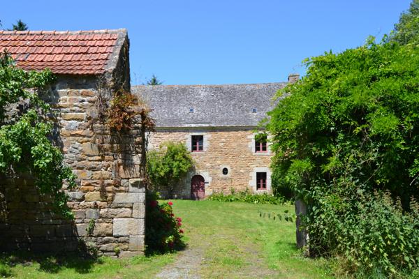 Plougasnou (29630) Plougasnou, Manoir du 15ème avec dépendances sur 1,2 hectares de bois.