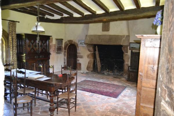 Plougasnou (29630) Plougasnou, Manoir du 15ème avec dépendances sur 1,2 hectares de bois.