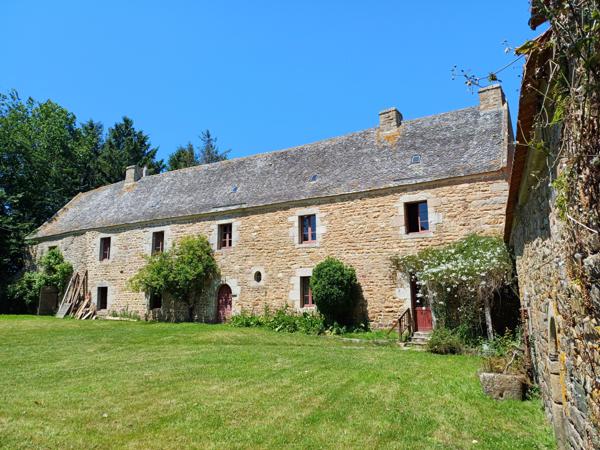 Plougasnou (29630) Plougasnou, Manoir du 15ème avec dépendances sur 1,2 hectares de bois.
