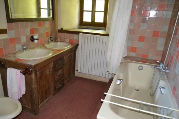 Plougasnou (29630) Plougasnou, Manoir du 15ème avec dépendances sur 1,2 hectares de bois.