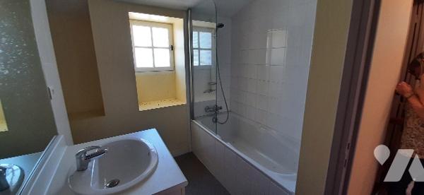 Ancien corps de ferme avec maison et dépendances
Parcelles autour