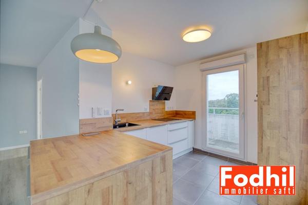 Appartement 4 pièces de 77 m²- 4éme avec balcon de 12 m² et 2 parkings.