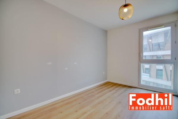 Appartement 4 pièces de 77 m²- 4éme avec balcon de 12 m² et 2 parkings.